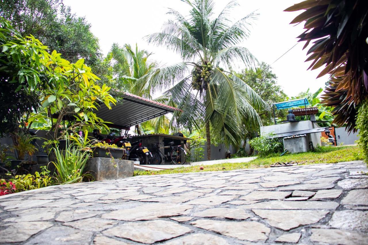 Sri Villa Rest Хикадува Екстериор снимка